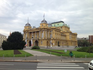 Bild 2: Das Nationaltheater in Zagreb - Für Studenten für ein paar Kuna sehr erschwinglich und es lohnt sich vor allem zur Weihnachtszeit!