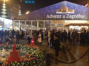 Bild 5: Der Hauptplatz in der Stadt - Trg Banja Jelacica zur Adventszeit
